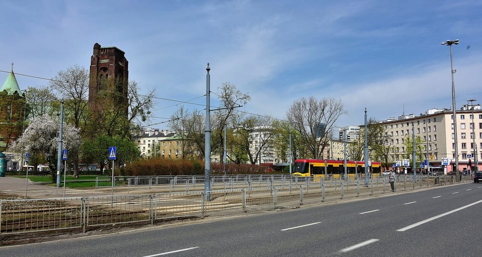 Plac Narutowicza z tramwajem na pętli, 2018