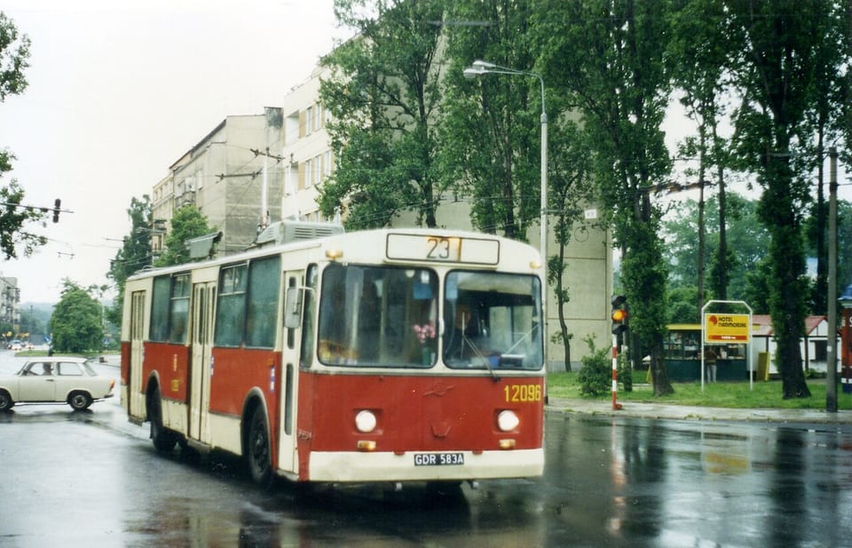 Trolejbus ZiU-9 na ulicy Świętojańskiej w Gdyni, 1995