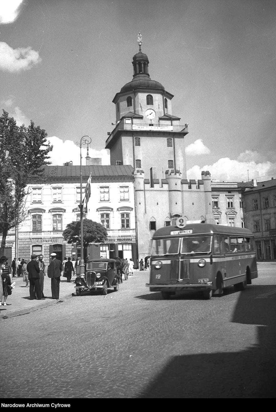 Autobus Chevrolet linii 2 przed Bramą Krakowską, 1939
