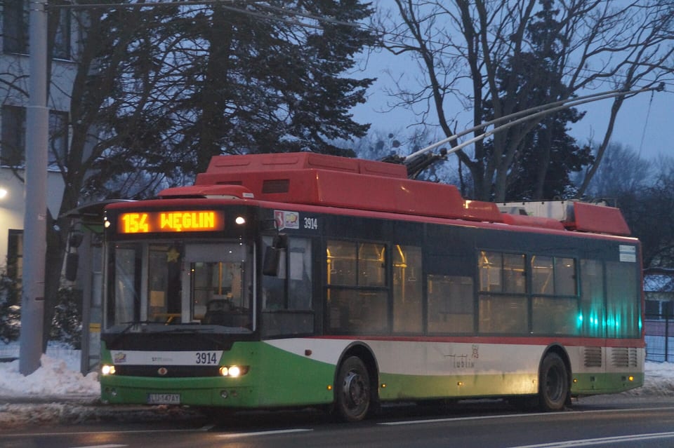 Trolejbus Ursus T701.16 na ulicy Muzycznej