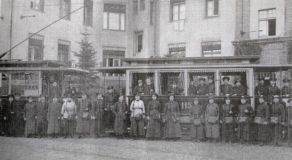 Tramwaje i tramwajarze przed zajezdnią przy Gajowej, około 1915