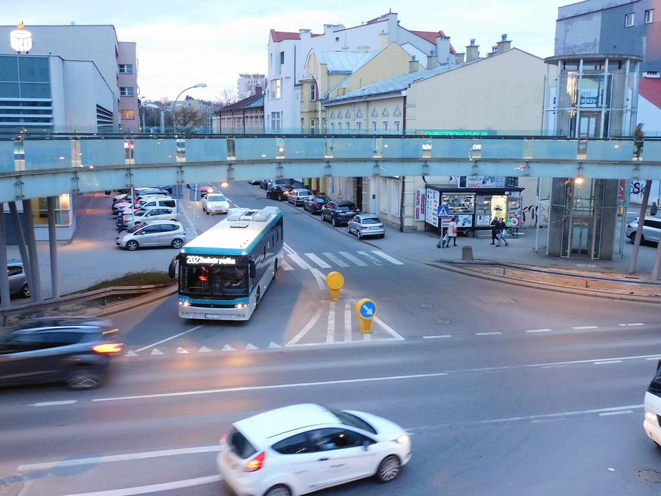 Okrągła kładka nad al. Piłsudskiego wieczorem