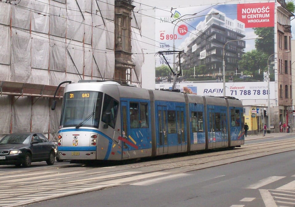 Niebieska Škoda 19T we Wrocławiu