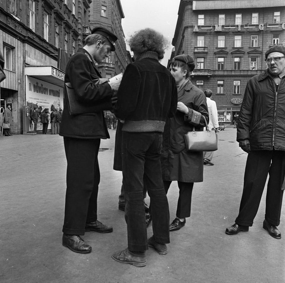 Kontrolerzy BKV spisują pasażera bez biletu, Budapeszt 1972