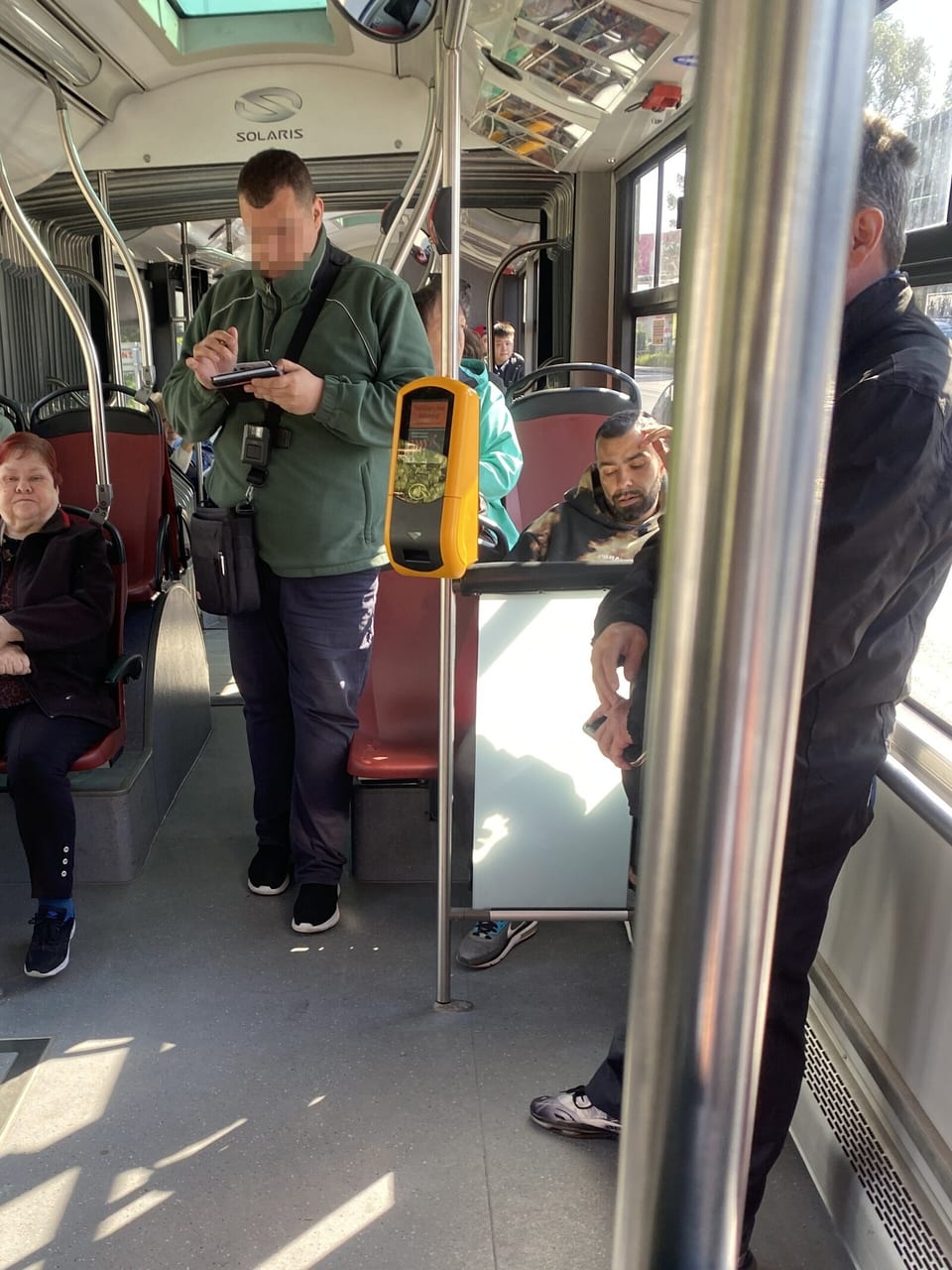 Czeski rewizor wypisuje karę w Brnie, 2025