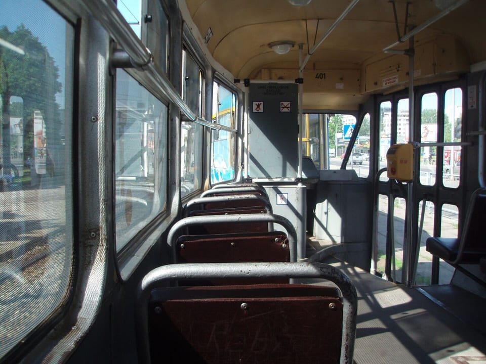 Wnętrze warszawskiego wagonu Konstal 13N