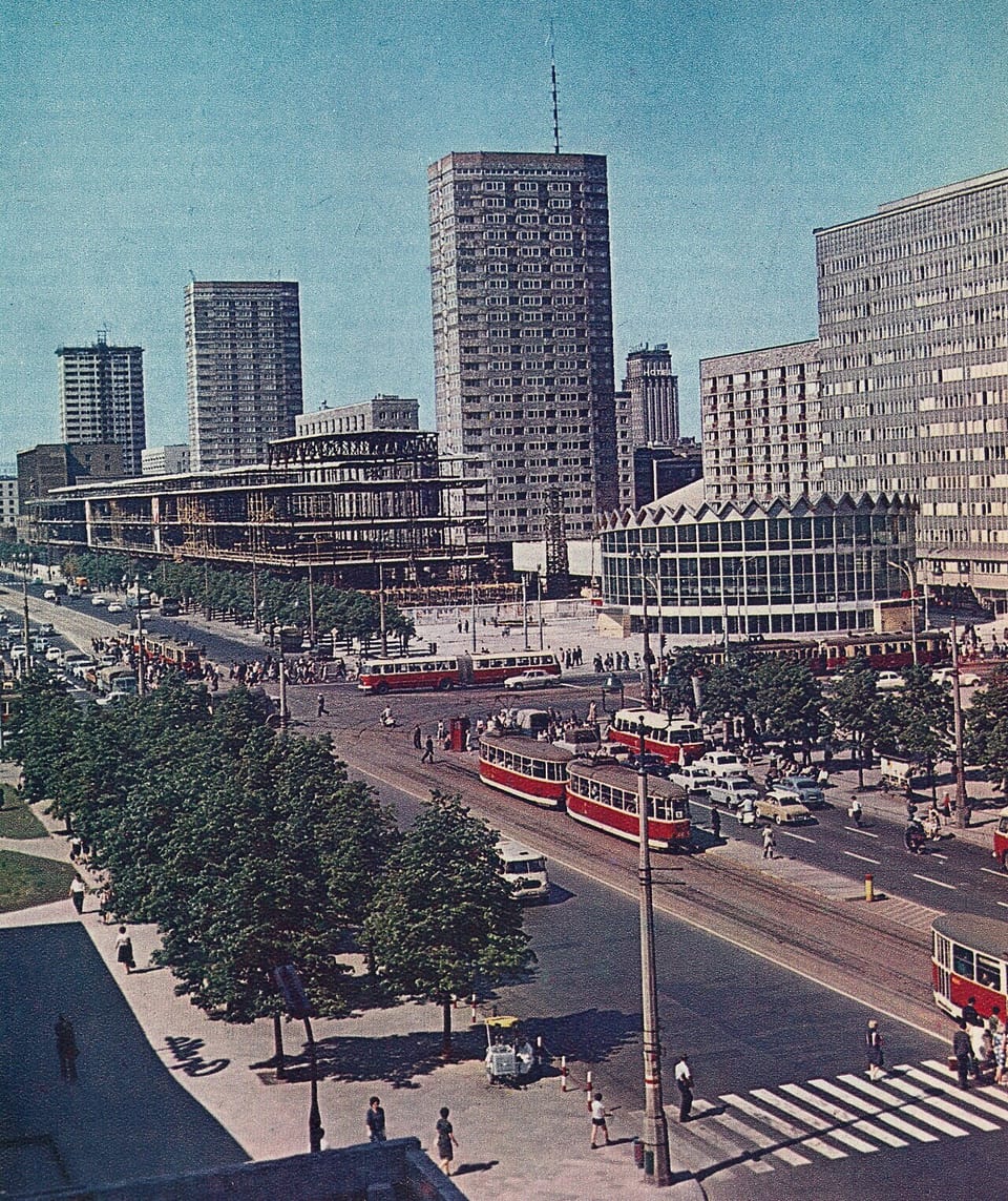 Ulica Marszałkowska z tramwajami 13N i Rotundą, lata 60.