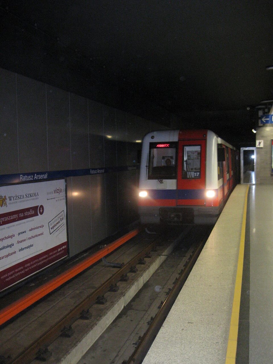 Pociąg Alstom Metropolis na stacji Ratusz Arsenał