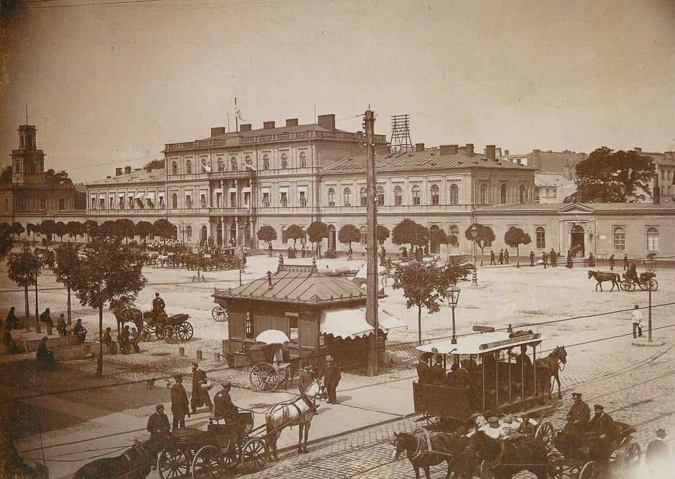 Dworzec Wiedeński w Warszawie z tramwajem konnym, około 1890
