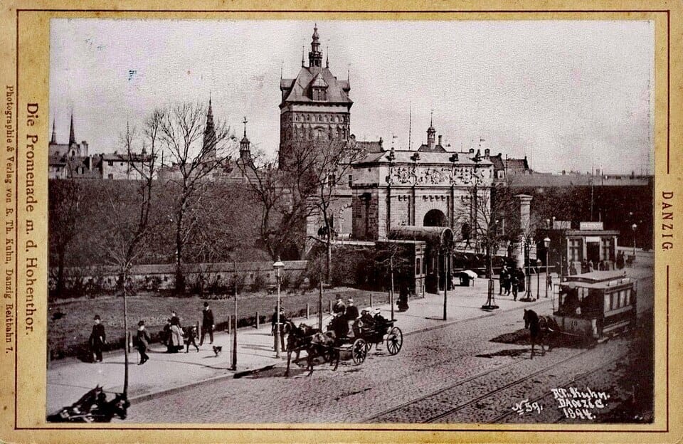 Tramwaj konny przed Bramą Wyżynną w Gdańsku, 1894